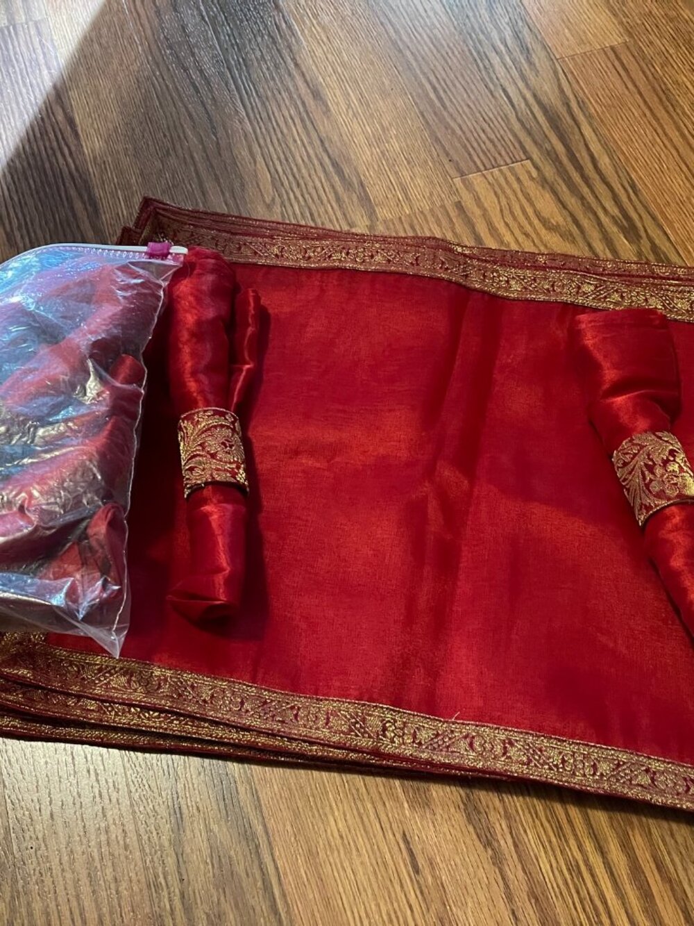 Red placemats with napkins - set of 8